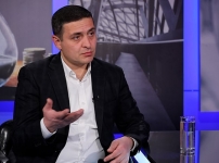 Ինքնիշխանության պաշտպանի դիմակի տակ