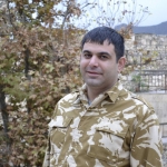 «Շա­տե­րը նույ­նիսկ չեն ծա­ռա­յել, բայց ձեռք­նե­րը գր­պան­նե­րում դրած զո­րա­մա­սեր են գնում, ֆո­տո­սե­սիա­ներ ա­նում»