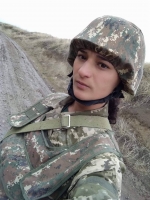 Ձյու­դոիստ Սո­սեն քաջ զին­վոր­նե­րի կող­քին է 