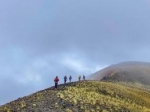 Երկնքում թռչող ու հազիվ նշմարվող հավքերի հետևից աչքերը վերև տնկած վազելով՝ կարելի է նաև չնկատած փոսն ընկնել