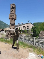 Քայլող Նիկոլից երկու հատ ունենք