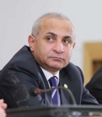 ...ՈՒ ՆԱ ՃԱՌ ԷՐ ԱՍՈՒՄ 