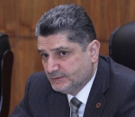 Մի ձեռքով վերցնում են, մյուսով՝ տալիս