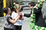 Բացիկներ, վարդեր` կանանց ու աղջիկներին