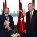 Ինչու՞, երբ նախրապանն է էրդողանի գիրքը սեղմում կրծքին (կրծքերին)՝ նախիրը սկսում է ցնծալ ու փառավորվել