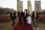 Վարչապետն ընտանիքի հետ հարգանքի տուրք է մատուցել Մարտի 1-ի զոհերի հիշատակին