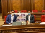 Ալեն Սիմոնյանն ու Հրաչյա Հակոբյանը Արայիկ Հարությունյանին նվիրված պաստառի հետ լուսանկար են հրապարակել