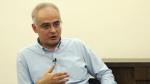 Լինելով թերուս և կիսագրագետ, նա դասակարգային ատելություն ունի գրագիտության և  կրթության նկատմամբ