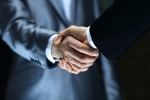 Ձեռքը ձեռք է լվանում, երկու ձեռքը՝ «խաղաղություն»