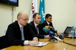 Առաջին տողը գրում է «Արարատբանկը»