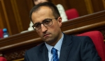 Սեփական ոլորտը թողած, հեգնում է