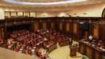 ԱԺ-ն կառավարության նախաձեռնությամբ արտահերթ նիստ է հրավիրել, ընդդիմությունը բողոքի ակցիա է իրականացնում խորհրդարանի դիմաց