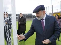 Հանդիսատեսը սուլում է նրան և պահանջում է դուրս գալ դաշտից
