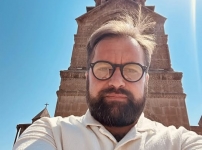 Դուք քարեր եք հանում աստվածանորոգ Մայր Աթոռի հիմքերից