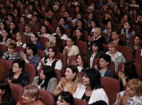 Ձախողումները բարդում են հասարակության վրա, հայտարարելով, թե ժողովուրդը դեռ «չի կրթվել»