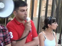 Ստորագրահավաքին զուգահեռ՝ բողոքի ակցիա Աժ-ի դիմաց (տեսանյութը՝ «Ազատություն» ռադիոկայանի)