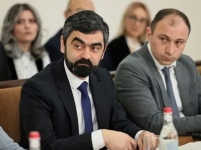 Երկու հրաժարականների հետքերով