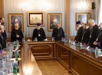 Մայր Աթոռի միաբանությունն ու պաշտոնեությունը շնորհավորեցին Ամենայն Հայոց Հայրապետին ծննդյան 75-ամյակի առիթով