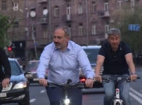 Այս «անշառ» ու «բարի» թեման էլ է  աղավաղում՝ վերածելով ցինիկ ներկայացման