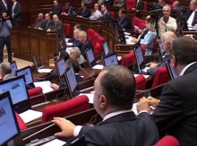 Դատարկ օրենսդիր մարմինը շարունակում է իր «աշխատանքը»