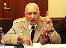 Նրա տարիքում, թերևս, ավելի հեշտ էր լոյալություն «խաղալն» ու բոլորի սրտի գեներալ դառնալը