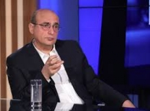 Ներքին լեգիտիմությունը կորցնելով՝ վարչախումբը փորձում է այն ստանալ մասնակի «արտաքին լեգիտիմության» տեսքով