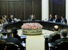 Թևքերը քշտած՝ պարգևավճարվել է, որ պարգևավճարվում են