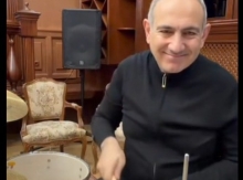 Իսկ գերագույն գլխավոր խեղկատակը թմբուկ է ծեծում