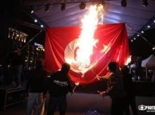 «Սրբացված» դրոշներ և խոնարհված խաչեր