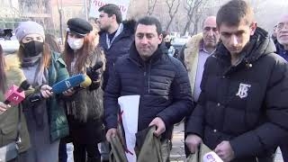 Ակցիայի մասնակիցներն աթարով լցված ուսապարկեր բերեցին ԱԺ- ի մոտ եւ նետեցին դարպասներից ներս