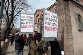 ՀՀ քաղաքացիները ակցիա են անցկացնում ԵԱՀԿ/ԺՀՄԻԳ դիտորդների գրասենյակի մոտ