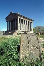 Ի տարբերություն անդունդներում ապրող անգեղ աստվածների` նրա անունը Գեղ է
