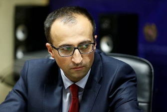 Արսեն Թորոսյանը հորդորում է ժամանակավոր դադարեցնել ձեռքով ու համբույրով բարևելը