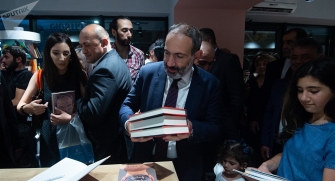 Նիկոլ Փաշինյանը դուստրերի հետ այցելեց «Զանգակ» 