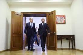 Ով ում է «դաս տալիս»