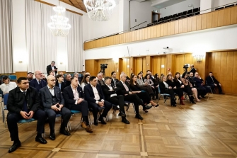 Թե՛ երկրի ներսում, թե՛ դրսում նրան ցույց են տալիս, որ ինքը հայ ժողովրդի հետ չունի որևէ առնչություն