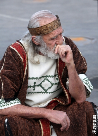 Նա ապ­րում էր սի­րով, լռում էր սի­րով