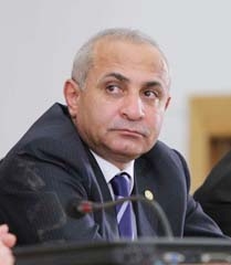 ...ՈՒ ՆԱ ՃԱՌ ԷՐ ԱՍՈՒՄ 