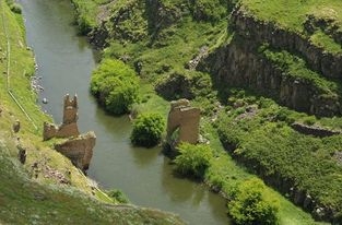 Կամուրջները, պարիսպներն ու ԱԿԱՆապատված հասարակությունը