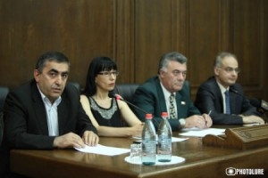 Մինչ քառյակը խոսում է, սոցիալական օղակն ավելի է սեղմվում