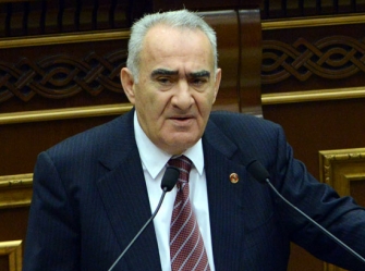 Կախել Գալուստ Սահակյանին 
