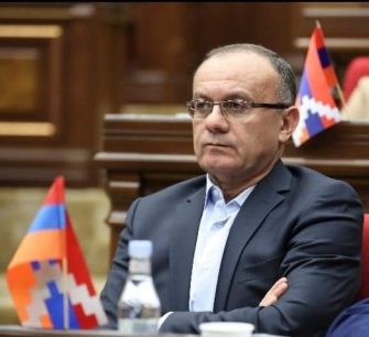 Վայր դրեք մանդատը, թույլ մի տվեք անկենսագրություն և անհայրենիք ոչնչություններին,  ոտնատակ տալ սպայի պատիվը և անարգել ուսադիրները