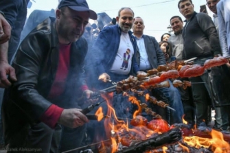 Անասնաֆերմայի բոլուկի ճպճպոցը ողջակիզվածների անթաղ դիերի վրա (կամ` ժանտահար առնետների խրախճանքը)