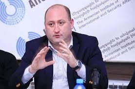 Կարևոր դեր են խաղալու կուսակցության «վոժդ»-երն ի դեմս Քլինթոնների, Օբամայի, Փելոսիի, ինչպես նաև դոնորների՝ ի դեմս Սորոսի, Հոֆմանի և այլ երևելիների