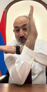 «Անսիրտ» քաղաքաբնակները նրանից գարշում են, և զանգվածաբար ու անգթորեն «լքում» են նրան