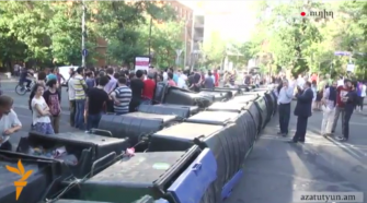 Աղբարկղների բարիկադներ՝ ծաղիկներով