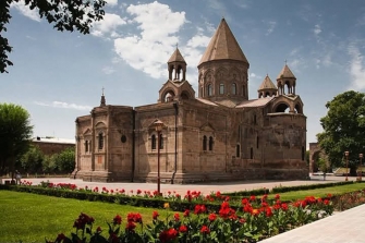 Երբ իշխանությունը դատարանի առաջ է կանգնեցնում իր Կաթողիկոսին