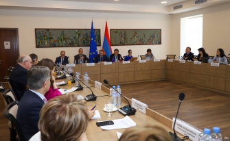 Շարժման իմիտացիա անելով՝ փաստորեն տեղում դոփում ենք