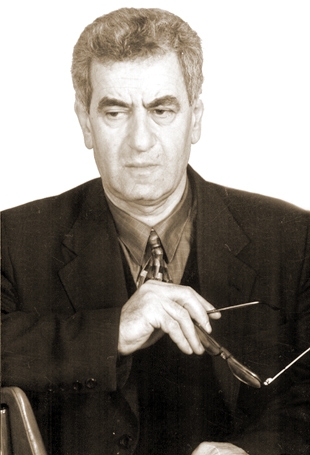 «Կան գրողներ, որ ամբողջ կյանքում կառուցում են սեփական փառքի, այն էլ հաճախ փուչ,  չեղած, սնամեջ փառքի պատվանդանը»