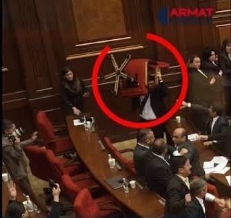Բավական է հրեշի դեմքով աթոռ բարձրացնել՝ ամիսներով կառուցված կերպարից ոչինչ չի մնում